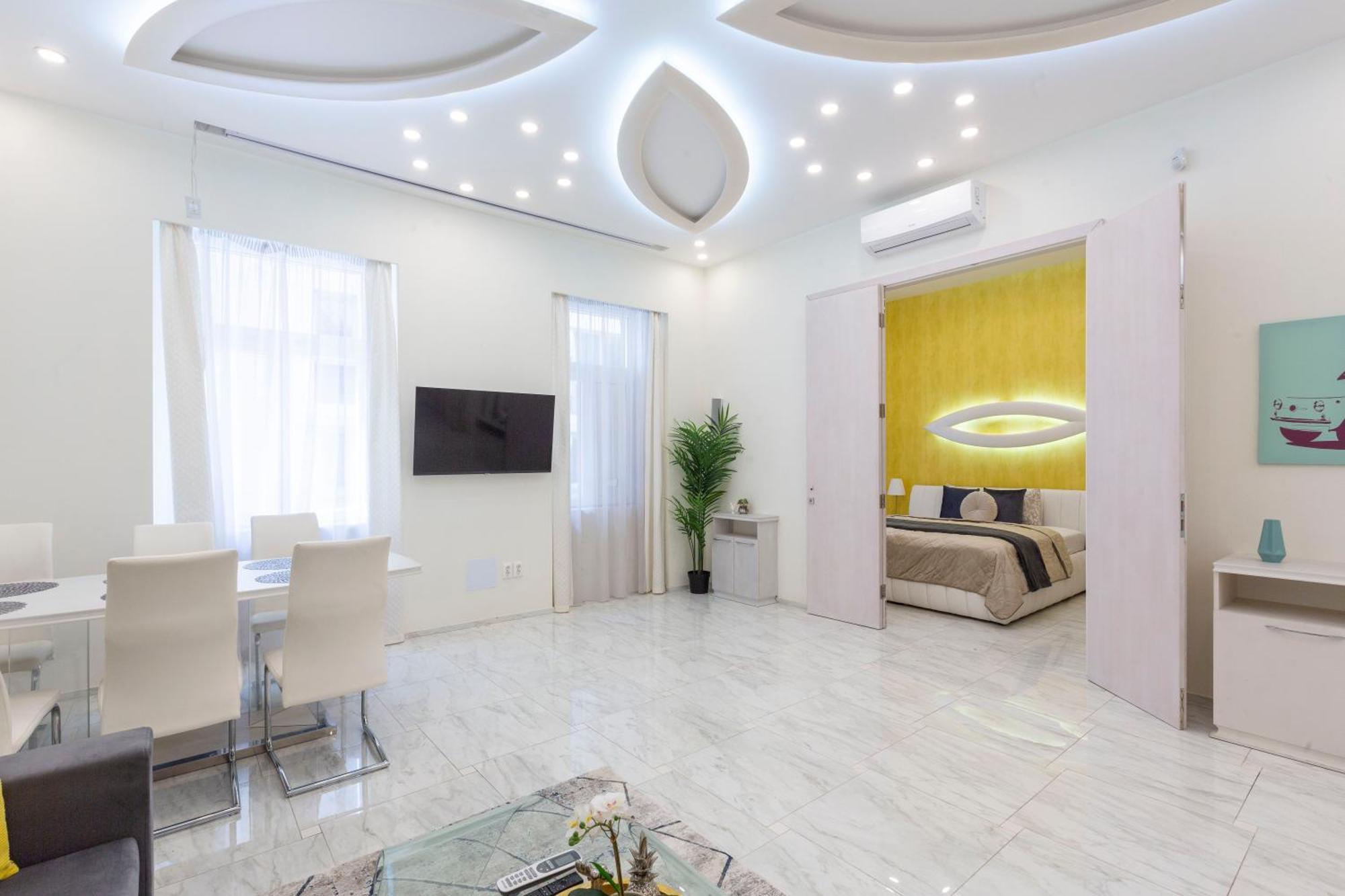 Luxurious Central Apartment Next To The Danube River — Photos 1